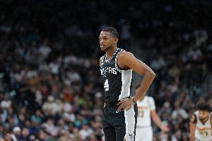 得控制一下失误！福克斯17中8砍下23分7板3助 但出现4失误