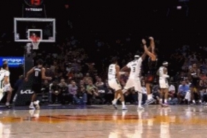 关键球！布克三分命中并造特纳犯规 雄鹿挑战失败了