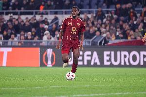 罗马主力中场科内右大腿肌肉受伤被换下，将接受进一步详细检查