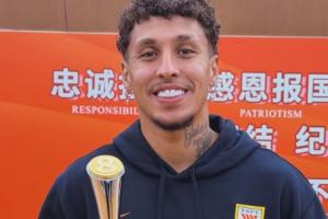 当选直播吧中超最佳！克雷桑ins晒直播吧奖杯：非常高兴获得最佳