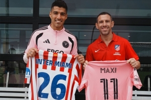 马竞在迈阿密探班苏亚雷斯，马克西·罗德里格斯与苏牙合影