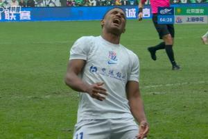 十分懊恼！米内罗禁区包抄打飞错失良机，申花本场仍0射正