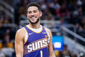 站出来了！布克第三节8中4独得14分1助攻  太阳仍领先马刺6分