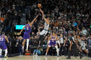 落后1分敢压时间！文班亚马连续晃动后运一步干拔后仰准绝杀太阳