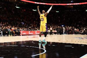 A·史密斯：詹姆斯是篮球史上最伟大的俩人之一 他正在做出退让！