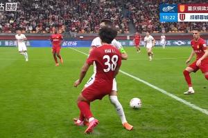 第18分钟，韦世豪抢球踩到阮奇龙脚背，裁判向其出示黄牌