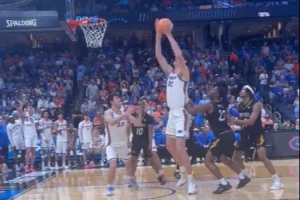 2米36巨塔奥利维耶•里乌在垃圾时间扣篮引欢呼 啦啦队蹦起来了