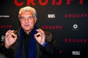 每体：纪念克鲁伊夫去世10周年，拉波尔塔前往荷兰出席相关活动