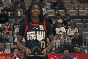 恭喜“小孩哥”！史密斯领取CBA第二期月度最佳国际球员奖杯