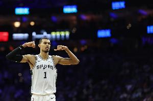 文班谈闯入季后赛：第一反应是自豪和开心 但尽量不想&打好常规赛