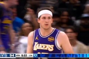 挺身而出！里夫斯中投再度命中 第4节已独得9分