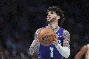 率先发力！拉梅洛·鲍尔首节9中5贡献14分3断 罚球3中3