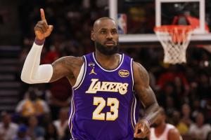 詹姆斯背靠背12中8！美媒：75%命中率砍三双 我们正在见证伟大