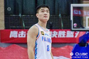 关键两罚失手！黎伊扬14中8拿到18分7助 三分5中2