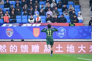 记者：假设王钰栋去汉堡踢德比戴帽被骂，官方采访能是这态度吗？