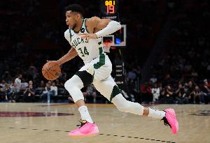 名记：勇士曾想用四个无保护首轮签去换字母哥 但未取得进展