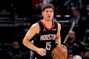 迎战11连胜老鹰！火箭调整首发阵容：下伊森 上谢泼德！