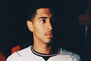 英格兰队正式发布世界杯主客场球衣，凯恩、贝林等人担当模特