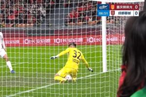 比赛第6分钟，向余望抢点打门，刘殿座在门线上将球控制住