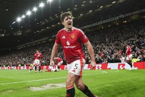 电讯报：曼联更衣室都希望球队能续约马奎尔，他也愿意留下