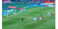 裁判看VAR后改判红点！王献钧明显拉拽对手 邦本宜裕勺子点球破门