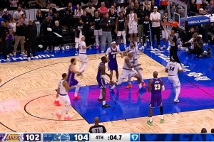 差了一点点！艾顿故意罚球不中 但篮板被魔术抢到随即喊停