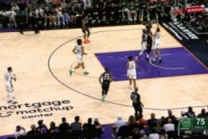 开张了！马卢阿奇内线接球 转身冲击篮筐起飞双手暴扣