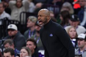 老库里球衣退役！莫斯利：他为人生活态度都很棒 也传承给了孩子