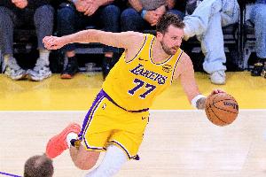 无敌！东契奇第三节10中6独揽19分3断 三节已轰40分6板3助4断！