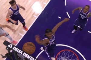 很关键！特拉奥雷上篮被阿丘瓦钉板大帽 裁判吹干扰球！