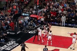 最多落后22分！杜兰特连得5分后申京强攻得手 火箭扳平比分