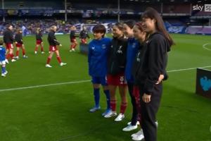 埃弗顿女足vs利物浦女足赛前，双方球员为5名日本女足国脚列队