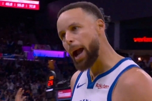 久违了！库里单挑伊森后撤步三分飙中 大喊：I'm back！