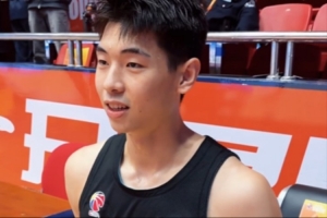 有球迷提醒扣篮别单脚落地？崔永熙：单脚落地代表阴影过去了