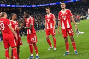 永不满足！拜仁球员谢场时仍在讨论比赛，研究可以改进之处