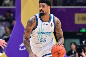 进攻状态真不错！米奇半场13分钟 7中6&三分2中2砍下16分8板