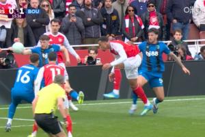 英超官方：阿森纳点球经VAR确认，克里斯蒂手臂抬起扩大身体范围