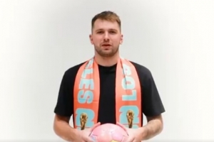 东契奇用NBA球员组建足球队：詹姆斯力量&库里射门&约基奇球商